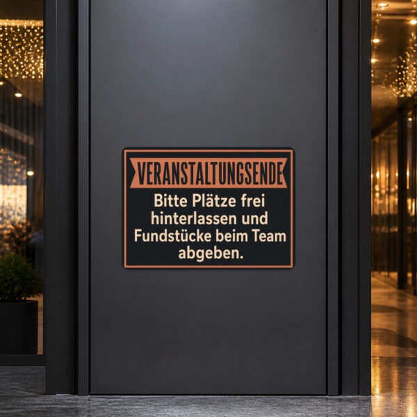 KI-generiertes Anwendungsbeispiel: Veranstaltungsende Aufkleber an einer Eventlocation mit Hinweis zu freien Plätzen und Fundstücken.