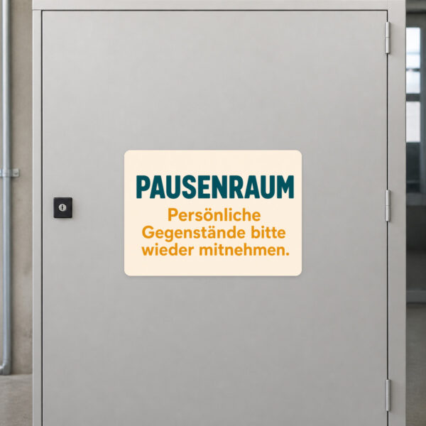 KI-generiertes Anwendungsbeispiel: Pausenraum Aufkleber mit farbigem Motiv und Hinweis zum Mitnehmen persönlicher Gegenstände.