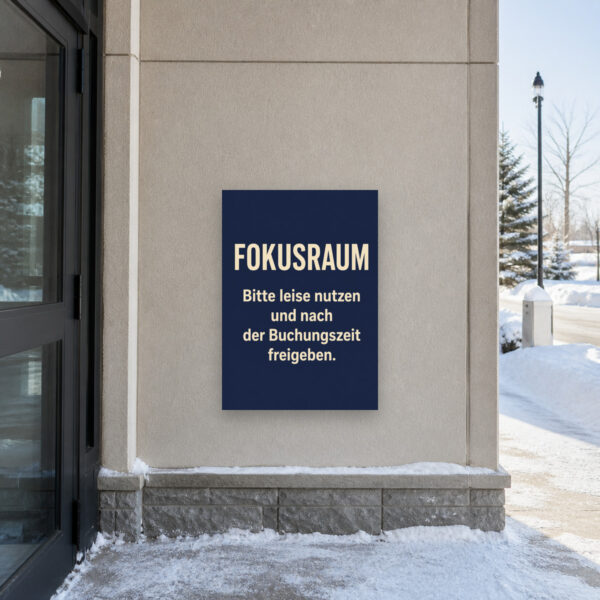 KI-generiertes Anwendungsbeispiel: Fokusraum Schild – Bitte leise nutzen und nach der Buchungszeit freigeben am passenden Einsatzort mit gut sichtbarem Motiv und klarer Beschriftung.