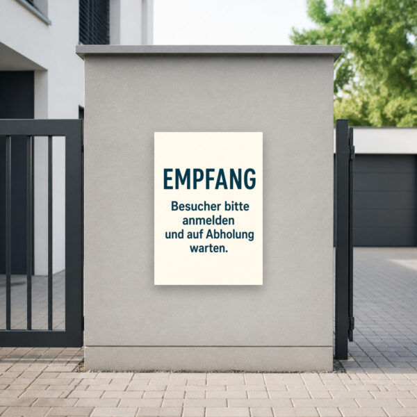KI-generiertes Anwendungsbeispiel: Empfang Schild Besucher anmelden und auf Abholung warten am passenden Einsatzort mit gut sichtbarem Motiv und klarer Beschriftung.