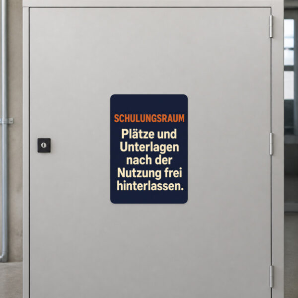 KI-generiertes Anwendungsbeispiel: Schulungsraum Aufkleber an Tür mit Ordnungshinweis für freie Plätze und Unterlagen.