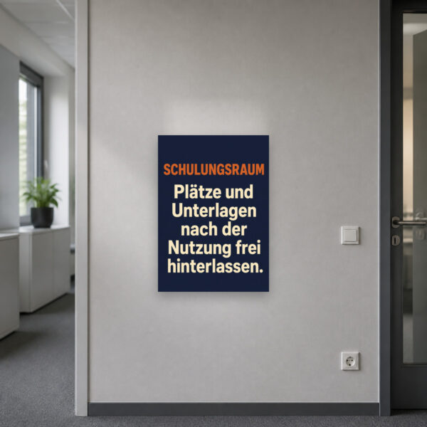 KI-generiertes Anwendungsbeispiel: Schulungsraum Schild mit Raumillustration und Hinweis zum Freihalten von Plätzen.