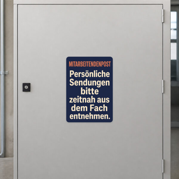 KI-generiertes Anwendungsbeispiel: Mitarbeitendenpost Aufkleber neben farbigen Postfächern im Bürobereich.