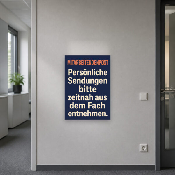 KI-generiertes Anwendungsbeispiel: Mitarbeitendenpost Schild an der Wand mit Postfächern und Hinweis zur zeitnahen Entnahme.