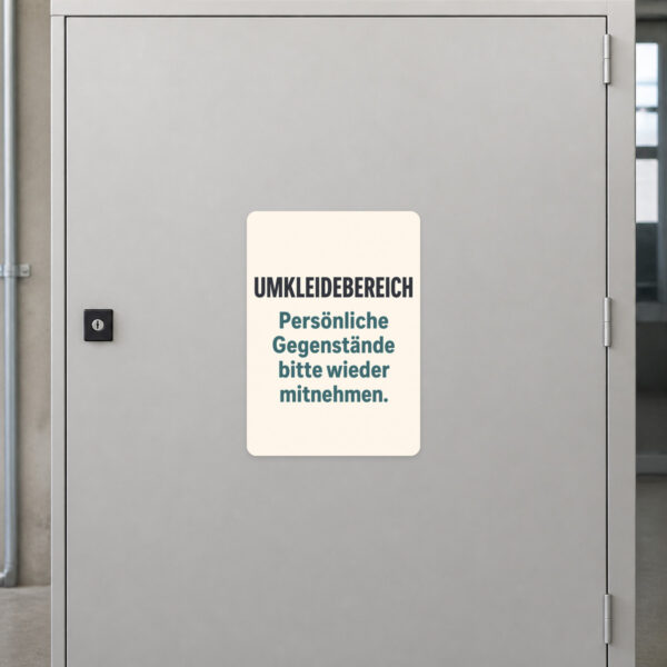 KI-generiertes Anwendungsbeispiel: Umkleidebereich Aufkleber mit nostalgischer Szene und Hinweis zum Mitnehmen persönlicher Gegenstände.