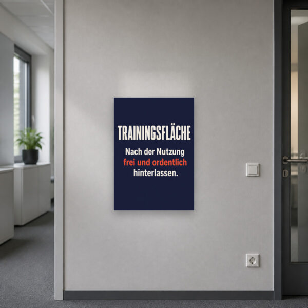 KI-generiertes Anwendungsbeispiel: Trainingsfläche-Schild mit dem Text Nach der Nutzung frei und ordentlich hinterlassen als Wandhinweis im Sportbereich.