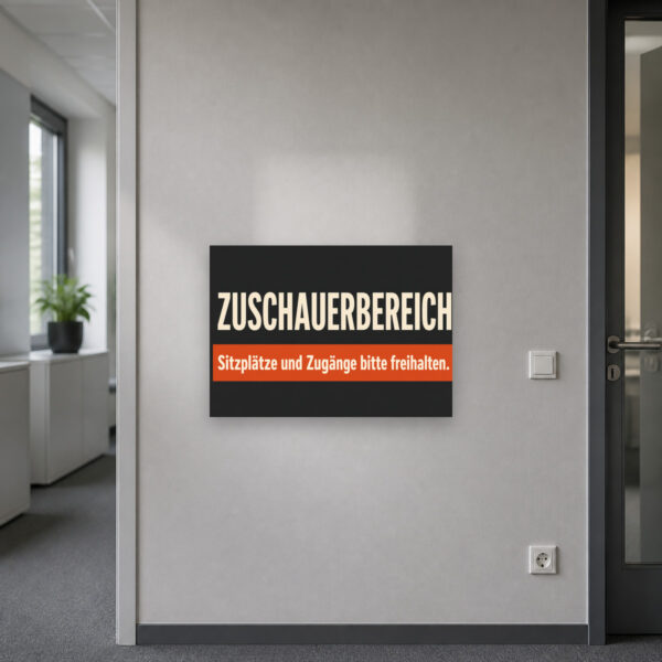 KI-generiertes Anwendungsbeispiel: Zuschauerbereich Schild „Sitzplätze und Zugänge bitte freihalten“ an einer Tribüne.