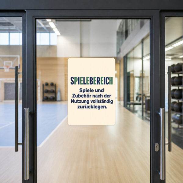 KI-generiertes Anwendungsbeispiel: Spielebereich Aufkleber an grauer Fläche mit Motiv zum Zurücklegen von Spielen und Zubehör.