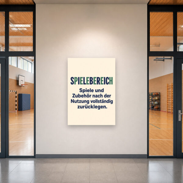KI-generiertes Anwendungsbeispiel: Spielebereich Schild mit Aufräumhinweis für Spielzimmer, Kita oder Hort an heller Wand.