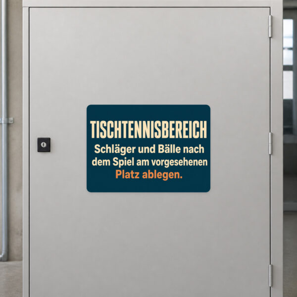 KI-generiertes Anwendungsbeispiel: Tischtennisbereich Aufkleber mit Schlägern, Bällen und Ablagehinweis im Querformat.