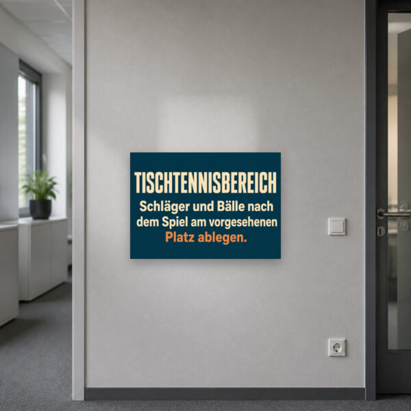 KI-generiertes Anwendungsbeispiel: Tischtennisbereich Schild mit Schlägern, Bällen und Ablage an einer Wand.