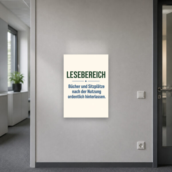 KI-generiertes Anwendungsbeispiel: Lesebereich Schild – Bücher und Sitzplätze ordentlich hinterlassen am passenden Einsatzort mit gut sichtbarem Motiv und klarer Beschriftung.