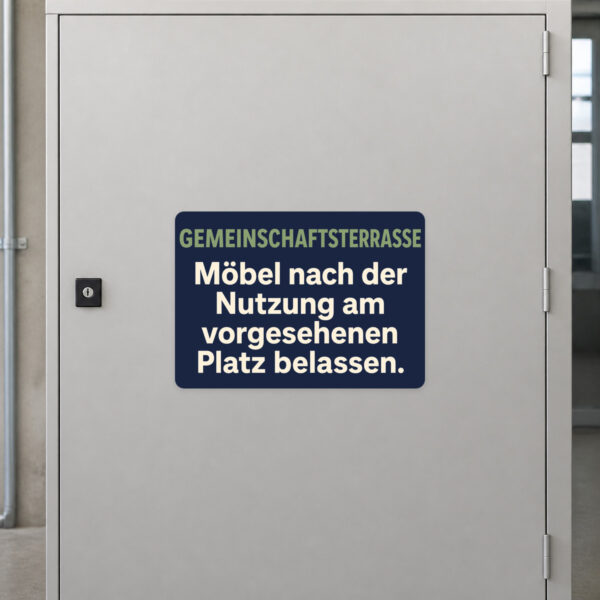KI-generiertes Anwendungsbeispiel: Gemeinschaftsterrasse Aufkleber mit Sitzgruppe, Pflanzen und Möbelordnung-Hinweis.