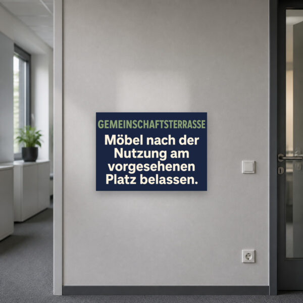KI-generiertes Anwendungsbeispiel: Gemeinschaftsterrasse Schild – Möbel am vorgesehenen Platz belassen am passenden Einsatzort mit gut sichtbarem Motiv und klarer Beschriftung.
