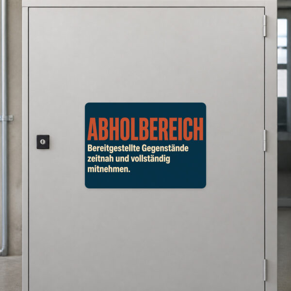 KI-generiertes Anwendungsbeispiel: Abholbereich Aufkleber im Querformat mit Person, Gegenständen und klarem Hinweistext.