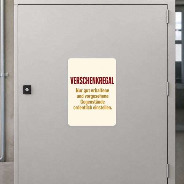 KI-generiertes Anwendungsbeispiel: Verschenkregal Aufkleber mit dekorativem Regal und Ordnungshinweis im Hochformat.