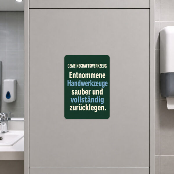 KI-generiertes Anwendungsbeispiel: Gemeinschaftswerkzeug Aufkleber an Werkstattwand zur Rückgabe sauberer Handwerkzeuge.