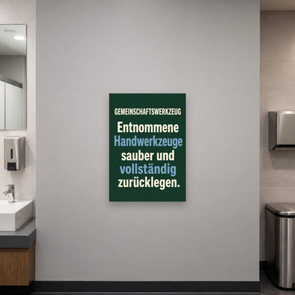 KI-generiertes Anwendungsbeispiel: Gemeinschaftswerkzeug Schild mit Werkzeugtafel-Motiv und Hinweis zum sauberen Zurücklegen.
