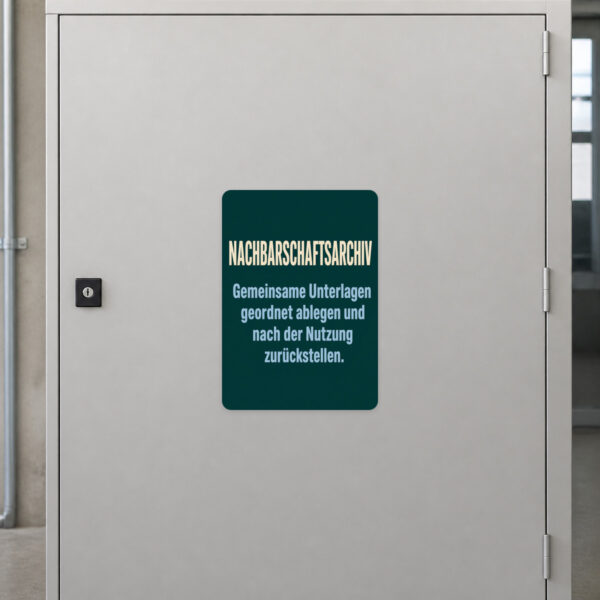 KI-generiertes Anwendungsbeispiel: Aufkleber Nachbarschaftsarchiv an Ablage für gemeinsame Unterlagen im Hausflur.