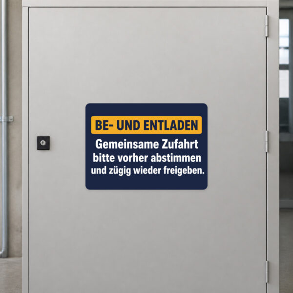KI-generiertes Anwendungsbeispiel: Aufkleber Be- und Entladen an gemeinsamer Zufahrt mit Transporter und Personen.