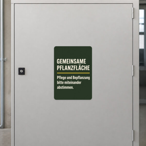 KI-generiertes Anwendungsbeispiel: Gemeinsame Pflanzfläche Aufkleber auf grauem Untergrund mit Gartenmotiv und Hinweistext.