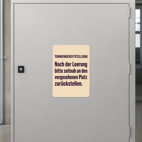 KI-generiertes Anwendungsbeispiel: Tonnenbereitstellung Aufkleber an einer Wand bei Mülltonnen in einer Wohnanlage.