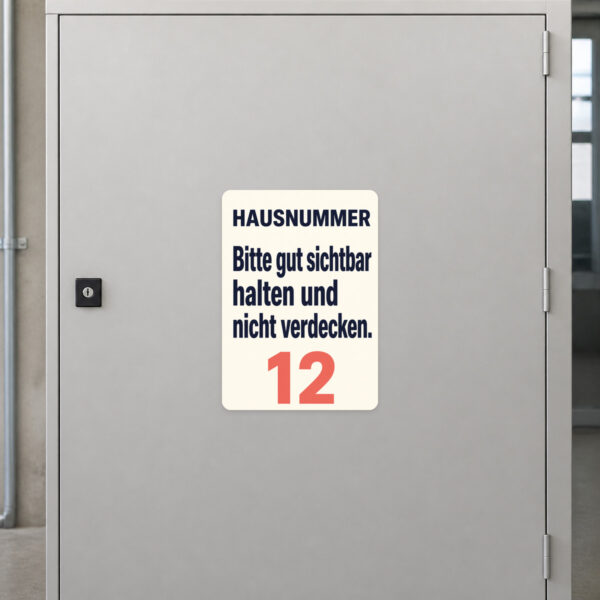 KI-generiertes Anwendungsbeispiel: Hausnummer bitte sichtbar halten Aufkleber am Eingang neben verdeckter Nummer.