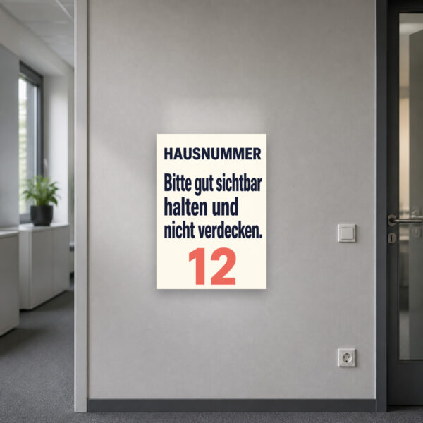 KI-generiertes Anwendungsbeispiel: Hausnummer Schild mit dem Text „Bitte gut sichtbar halten und nicht verdecken“ an einer Hauswand.