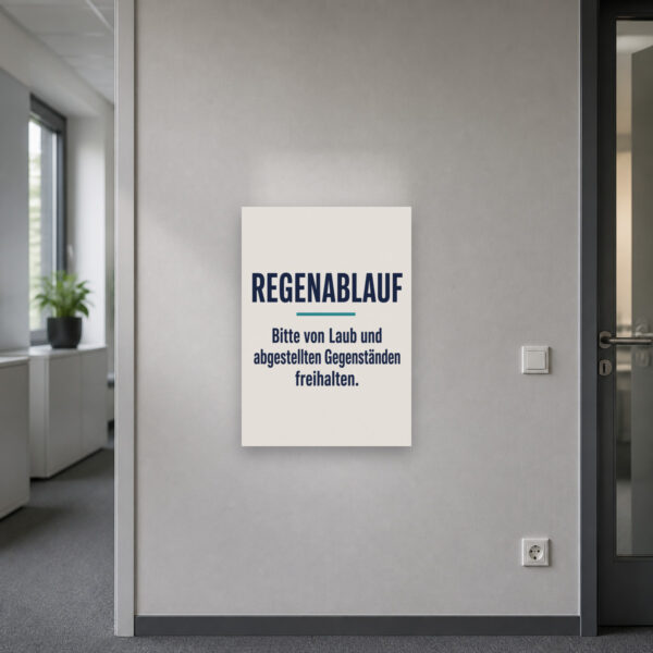 KI-generiertes Anwendungsbeispiel: Regenablauf freihalten Schild mit Personen beim Entfernen von Laub am Gully.