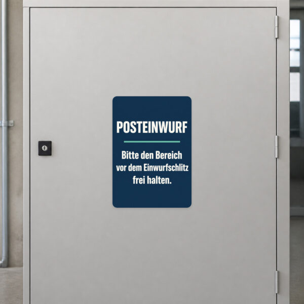 KI-generiertes Anwendungsbeispiel: Posteinwurf Aufkleber neben einem Einwurfschlitz im Hauseingang zur Freihaltung.
