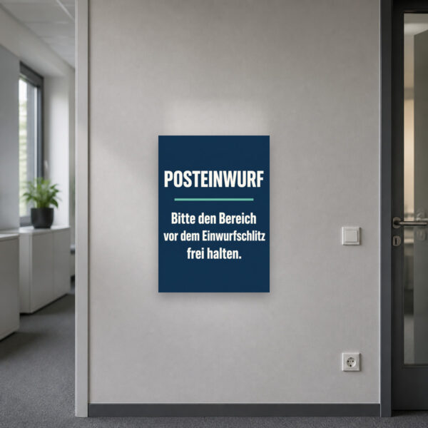 KI-generiertes Anwendungsbeispiel: Posteinwurf Schild mit Hinweis „Bereich vor Einwurfschlitz frei halten“ an Wand.