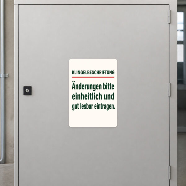 KI-generiertes Anwendungsbeispiel: Klingelbeschriftung Aufkleber im Hausflur neben einer Klingelanlage.