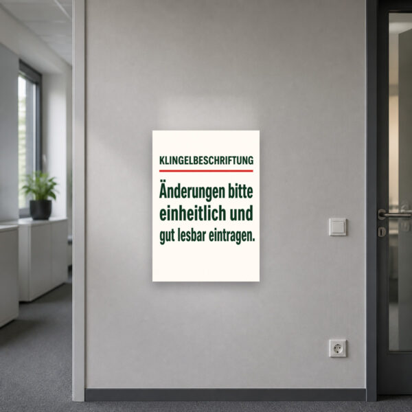 KI-generiertes Anwendungsbeispiel: Klingelbeschriftung Schild mit gut lesbarem Hinweis neben einer Klingelanlage im Hausflur.