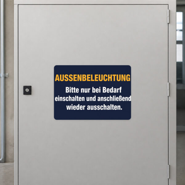 KI-generiertes Anwendungsbeispiel: Außenbeleuchtung Aufkleber neben einem Lichtschalter im abendlichen Eingangsbereich.