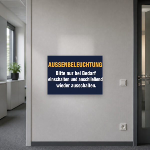 KI-generiertes Anwendungsbeispiel: Außenbeleuchtung Schild am Gebäude mit Schalter und Hinweis zum Ausschalten nach Bedarf.