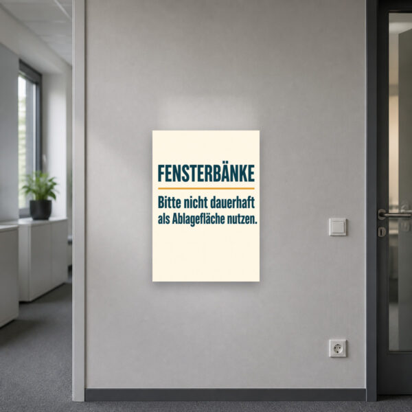 KI-generiertes Anwendungsbeispiel: Fensterbänke Schild mit Hinweis zur Ablagefläche an einer hellen Wand montiert.