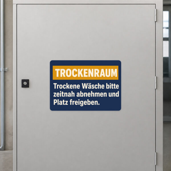 KI-generiertes Anwendungsbeispiel: Trockenraum Aufkleber an grauer Wand mit Illustration und Hinweis zur Wäscheabnahme.