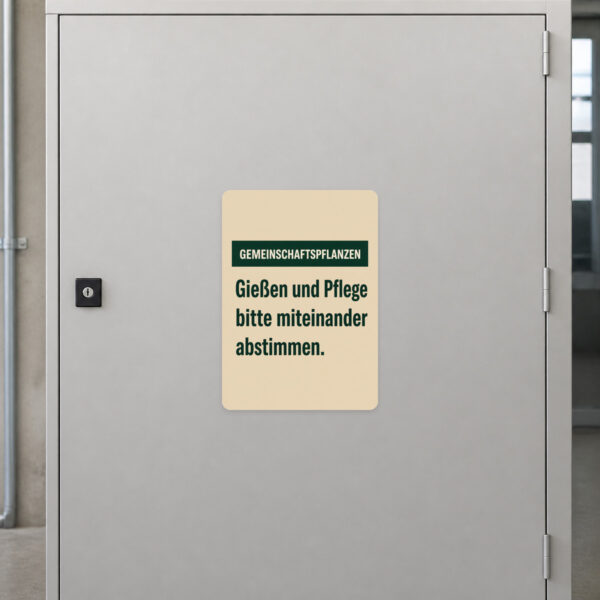 KI-generiertes Anwendungsbeispiel: Gemeinschaftspflanzen Aufkleber an grauer Fläche mit Pflanzenpflege-Hinweis.