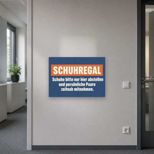 KI-generiertes Anwendungsbeispiel: Schuhregal Schild mit Hinweis zum Schuhe abstellen und Paare mitnehmen an einer Wand.