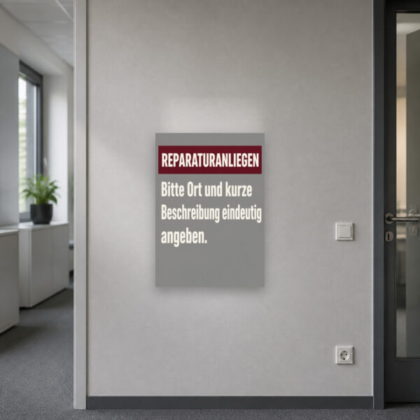 KI-generiertes Anwendungsbeispiel: Reparaturanliegen Schild mit Hinweistext zur eindeutigen Orts- und Kurzbeschreibung.