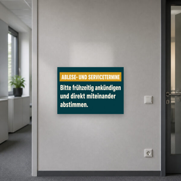 KI-generiertes Anwendungsbeispiel: Schild „Ablese- und Servicetermine“ zur Terminabstimmung im Hausflur.