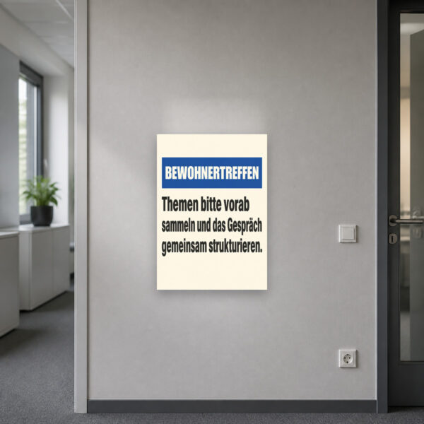 KI-generiertes Anwendungsbeispiel: Bewohnertreffen Schild mit Themenhinweis als Produktschild an heller Wand.