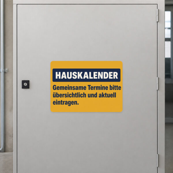 KI-generiertes Anwendungsbeispiel: Hauskalender Aufkleber neben farbiger Terminübersicht in einem Gemeinschaftsraum.
