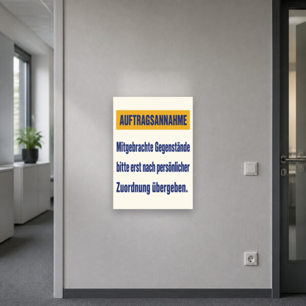 KI-generiertes Anwendungsbeispiel: Auftragsannahme Schild mitgebrachte Gegenstände persönlich zuordnen am passenden Einsatzort mit gut sichtbarem Motiv und klarer Beschriftung.