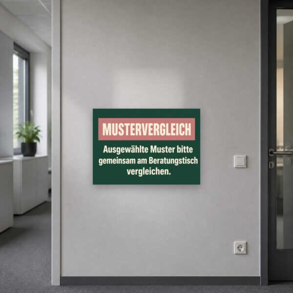 KI-generiertes Anwendungsbeispiel: Schild „MUSTERVERGLEICH“ mit Beratungsszene und Musterkarten für Showroom oder Beratungstisch.