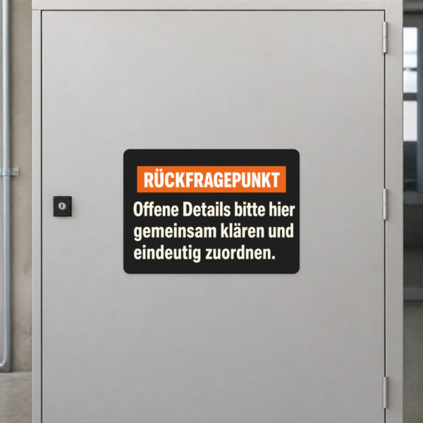 KI-generiertes Anwendungsbeispiel: Rückfragepunkt Aufkleber auf grauer Wand mit Gesprächsmotiv und Hinweis zur gemeinsamen Klärung.