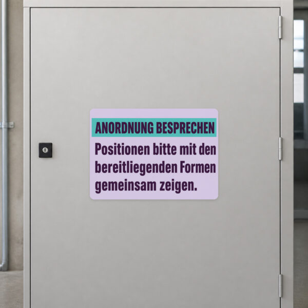 KI-generiertes Anwendungsbeispiel: Anordnung besprechen Aufkleber mit Formen auf einem Tisch in einer Workshop-Szene.