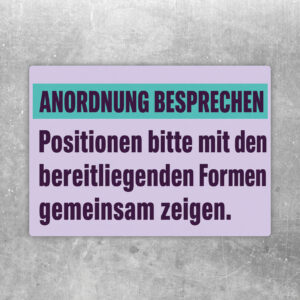 Anordnung besprechen Aufkleber im Querformat mit Personen, Formen und Hinweis zum gemeinsamen Zeigen von Positionen.