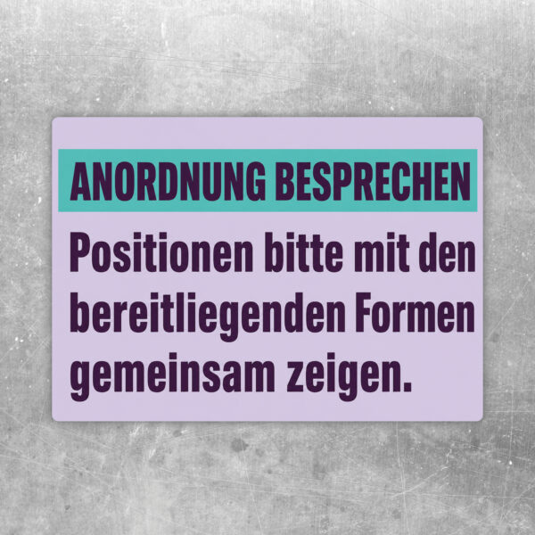 Anordnung besprechen Aufkleber im Querformat mit Personen, Formen und Hinweis zum gemeinsamen Zeigen von Positionen.