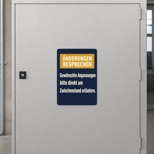 KI-generiertes Anwendungsbeispiel: Änderungen besprechen Aufkleber im Hochformat auf grauer Fläche mit Retro-Motiv und Hinweistext.